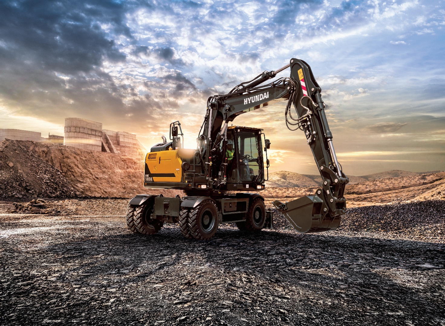 Excavator pe roți Hyundai HW pe șantier de infrastructură
