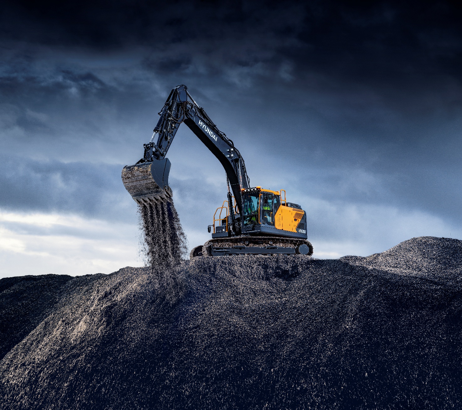 Excavator Hyundai HX la lucrări de infrastructură