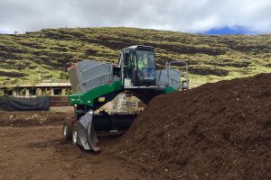  Komptech Topturn X - intorcator de compost creand un varf inalt de brazda