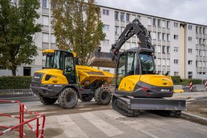 O soluție universală: Beneficiile utilizării unui excavator multifunctional pe șenile Mecalac pe un șantier de demolare